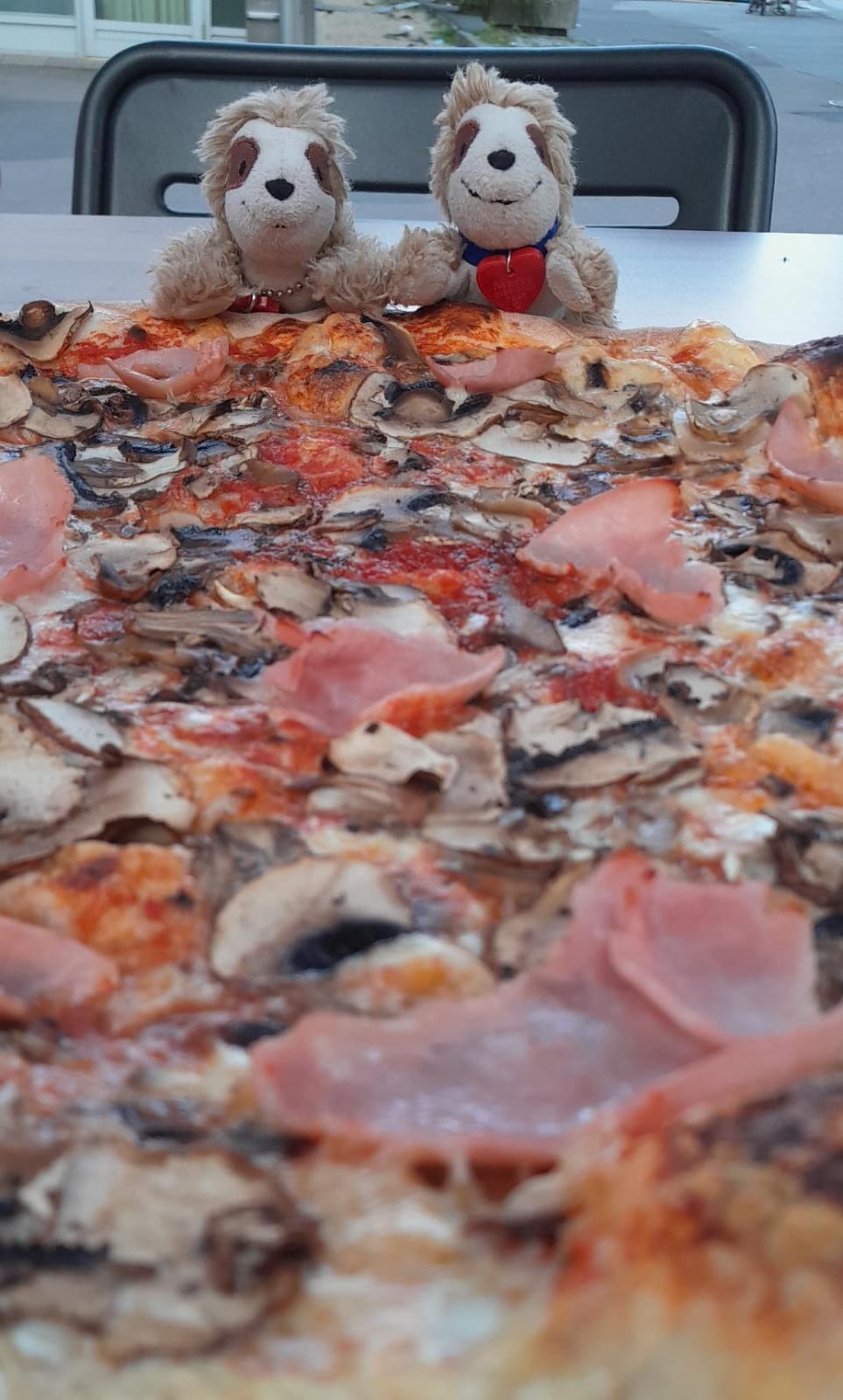 Eliza & Marty mit Pizza