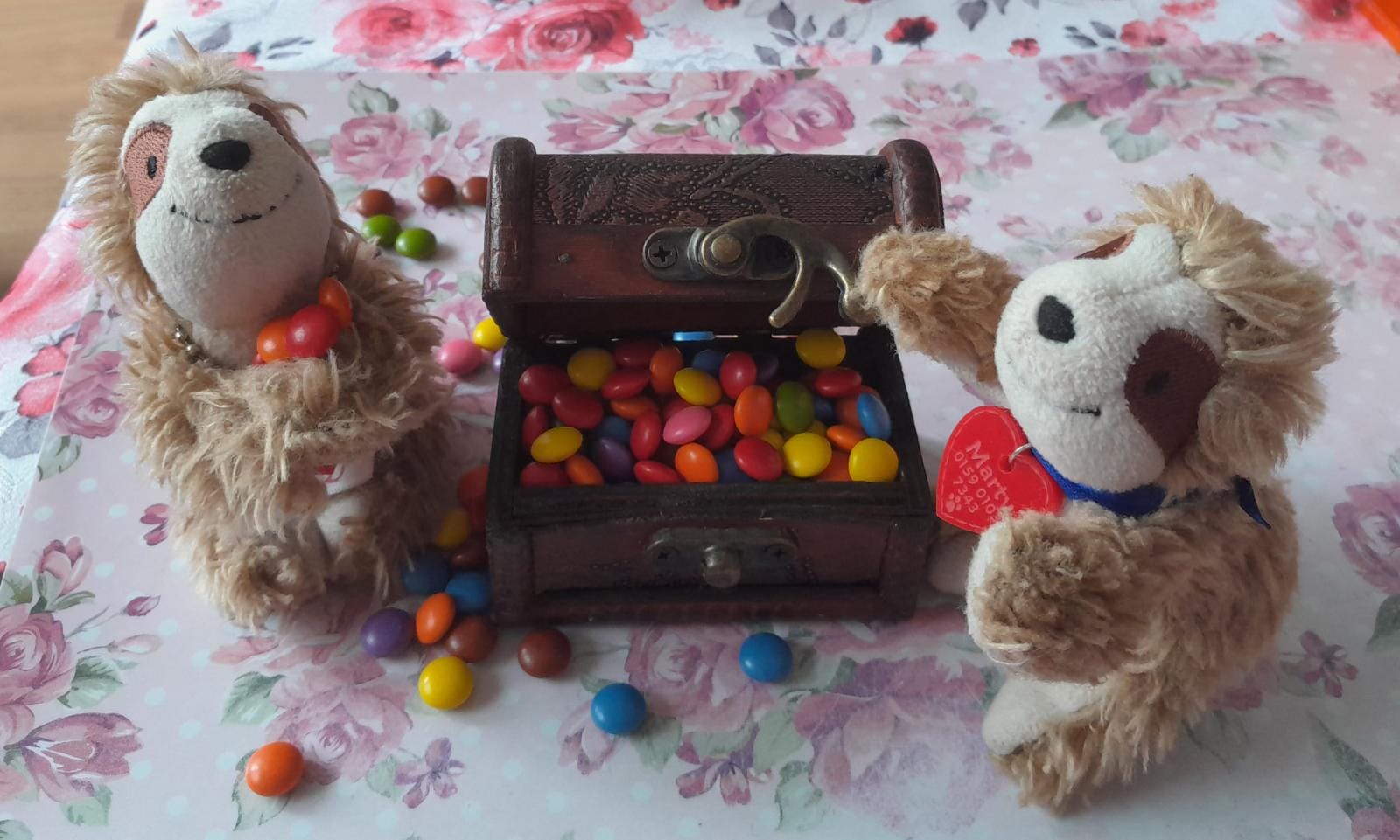 Eliza & Marty mit Smarties-Schatztruhe