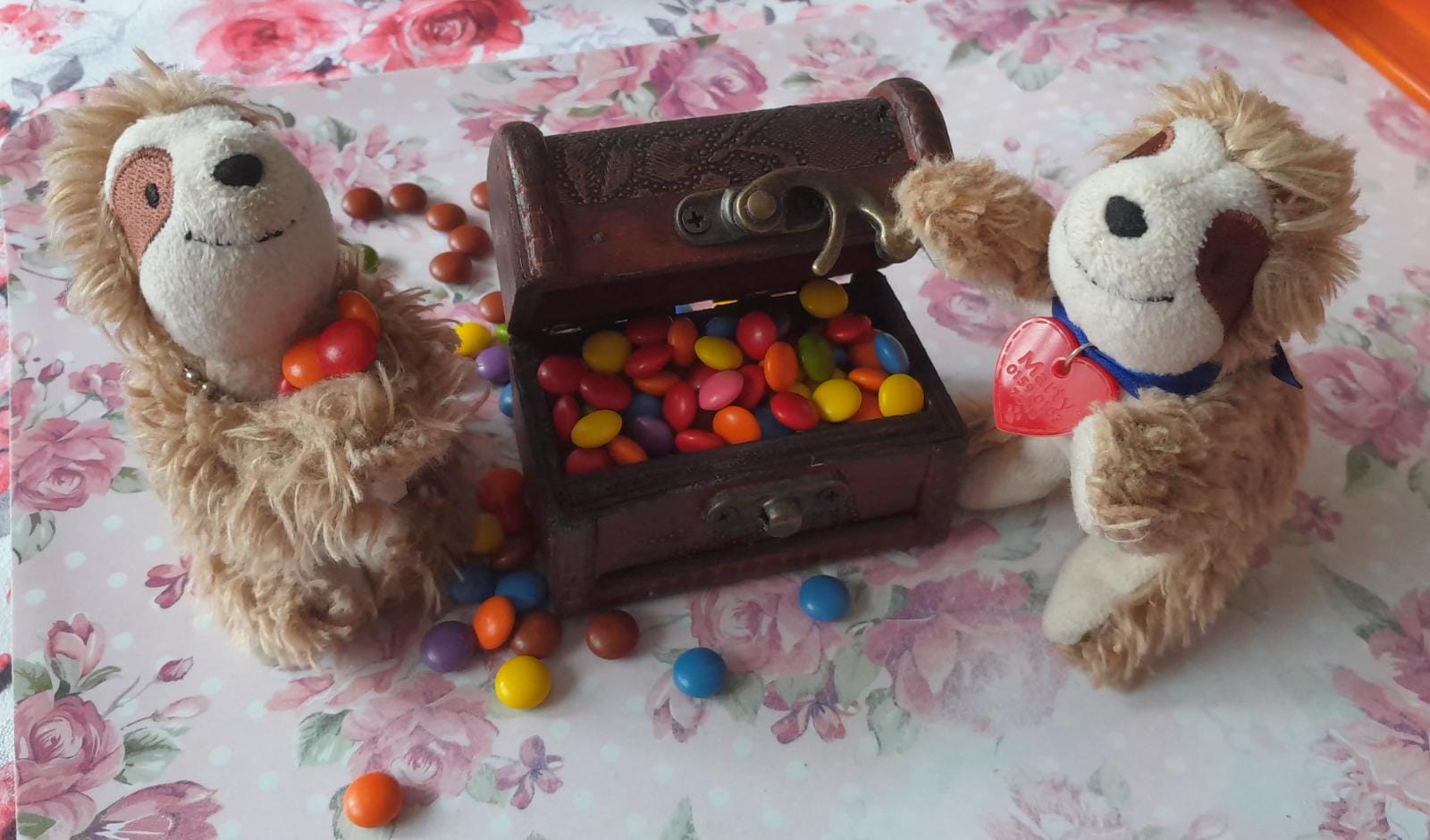 Eliza & Marty mit Smarties-Schatztruhe