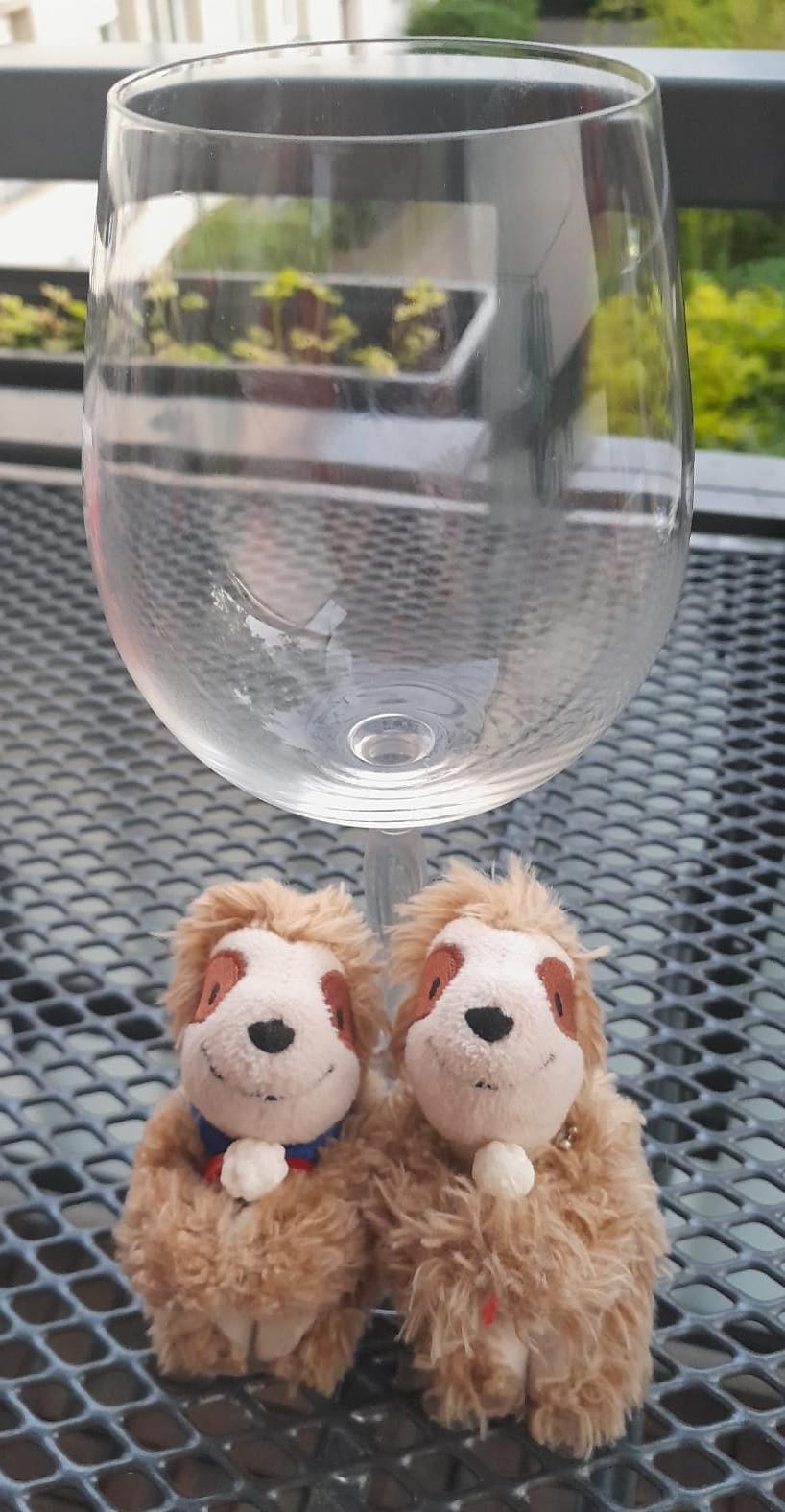 Eliza & Marty mit Weinglas