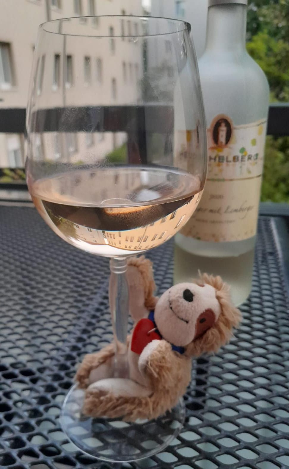 Marty mit Weinglas