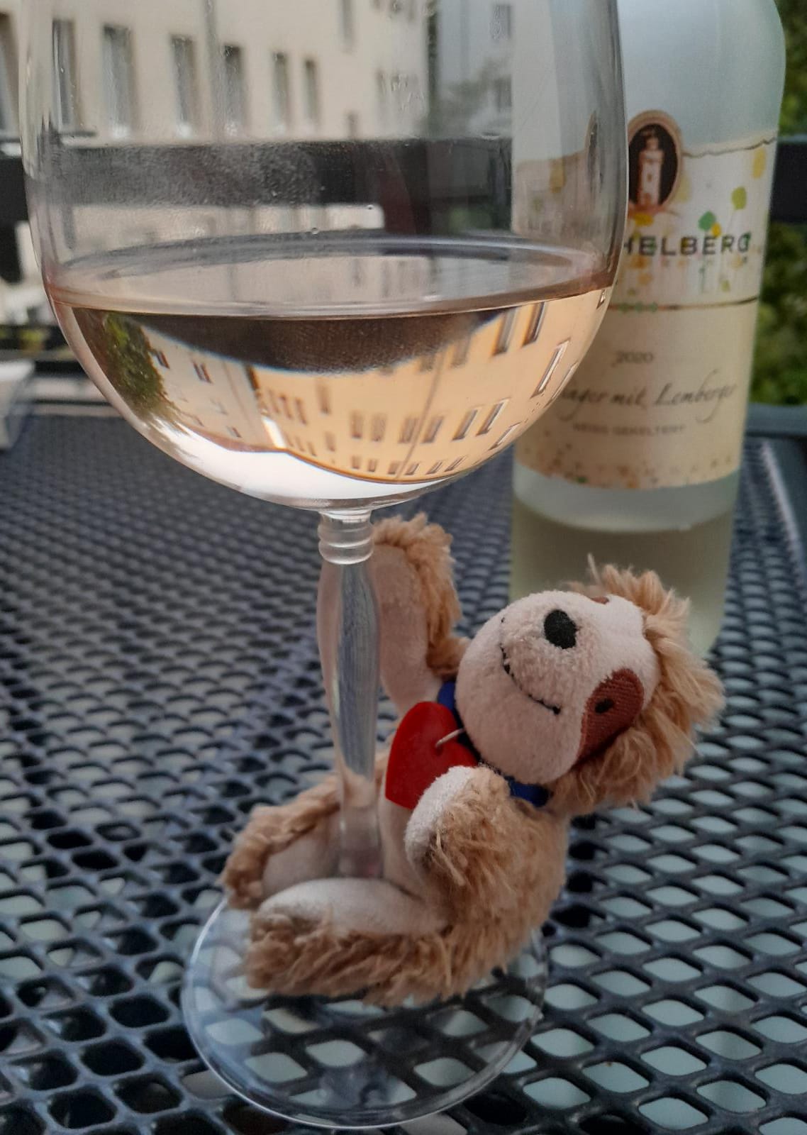 Marty mit Weinglas
