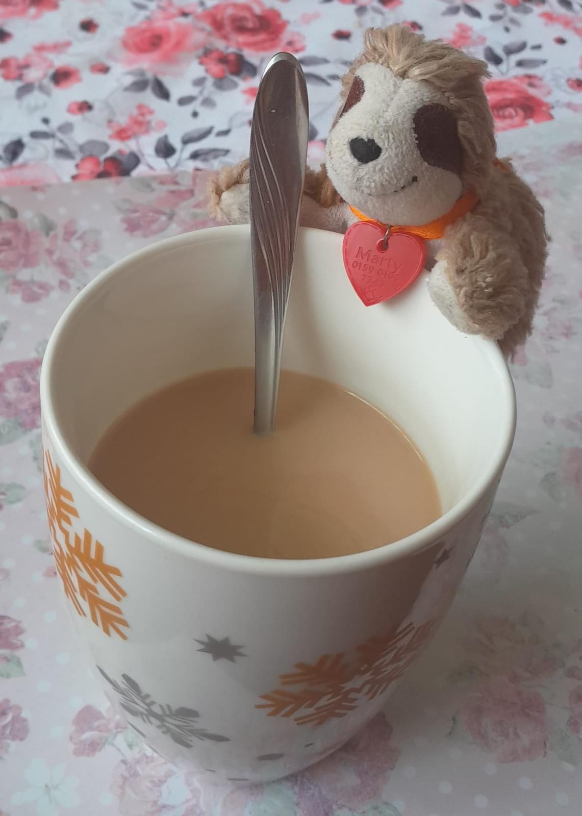 Marty an einer großen Kaffeetasse