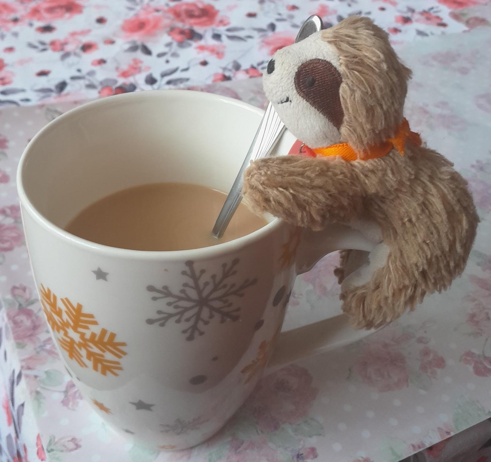 Marty an einer großen Kaffeetasse