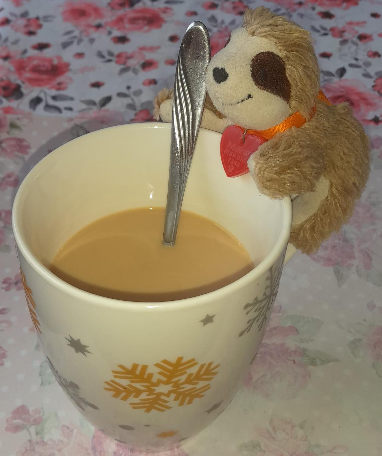 Marty an einer großen Kaffeetasse