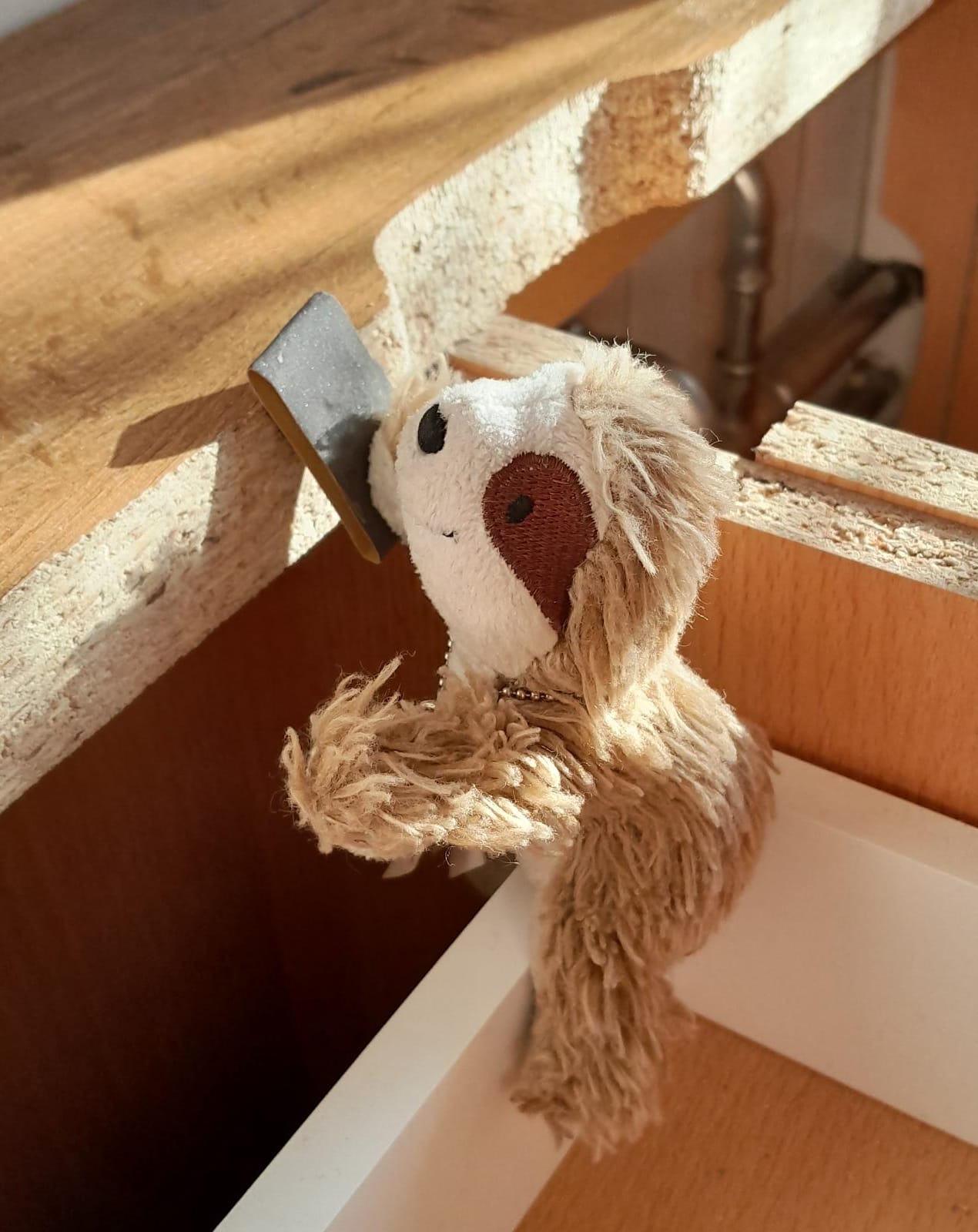 Eliza schleift den Ausschnitt für die Spüle