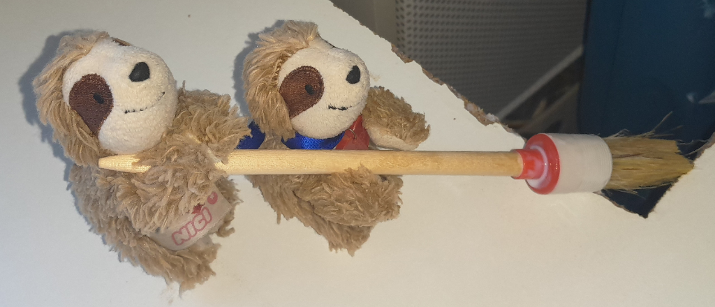 Eliza & Marty streichen den Ausschnitt für die Spüle mit Holzlack