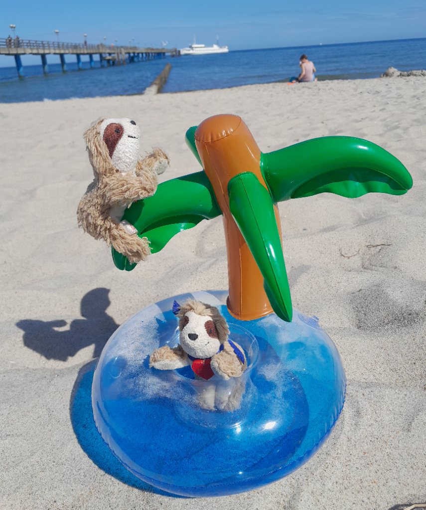 Eliza & Marty auf aufblasbarer Palme