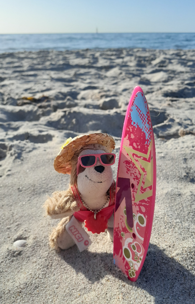 Eliza mit Surfbrett