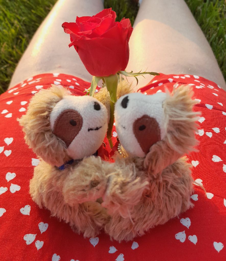 Eliza & Marty mit einer roten Rose